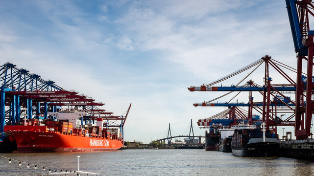 Hamburger Hafen, Burchardkai, K&ouml;hlbrandbr&uuml;cke im Hintergrund.
