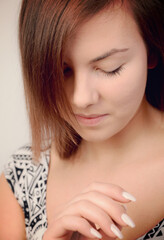 Naklejka premium frau, schönheit, haar, leitbild, atelier, lächeln, person, gestalten, leute, gesicht, bekleidung, auge, lächelnd, anschauen, 1, brünett, glamour, sinnlichkeit, close up, heranwachsender, stil, hübsch,