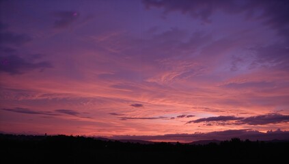 Obraz premium Twilight sky painted in purple hues, seasonal change