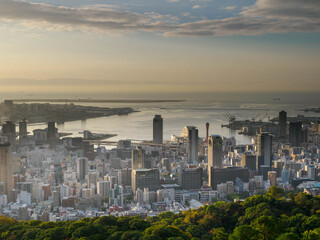 夜明けの、神戸の六甲山系の錨山から神戸市街地と神戸港と海