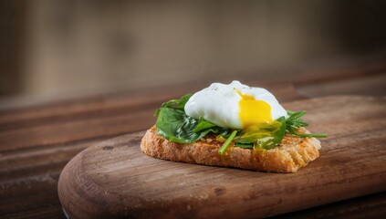 Poached egg on bread with spinach, protein-rich meal