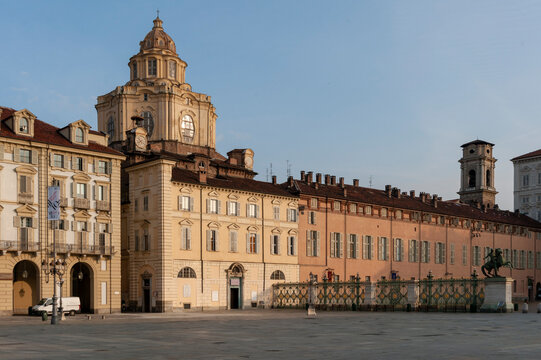 Torino, Italia - Agosto 03, 2014. Fotografia a colori del centro della citt&agrave; di Torino con i suoi orologi sul duomo ed i palazzi di piazza Castello.