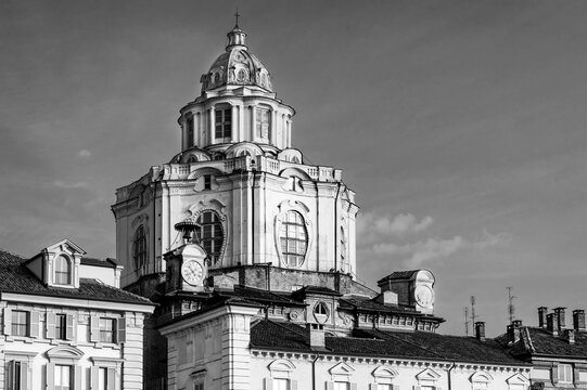 Torino, Italia - Agosto 03, 2014. Fotografia in bianco e nero del centro della citt&agrave; di Torino con i suoi orologi sul duomo ed i palazzi di piazza Castello.