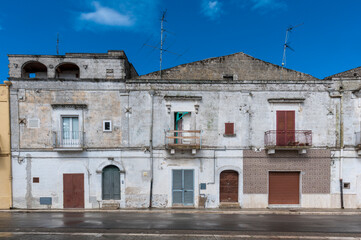Veduta di paesaggio, Poggiorsini, case strade e vicoli di cittadina del sud, meridione d'Italia. Tipico paese della zona mediterraneo d'Europa.