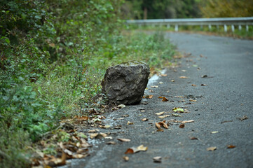 道に落ちた落石