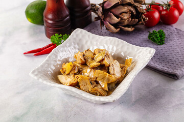 Marinated organic artichole with oil