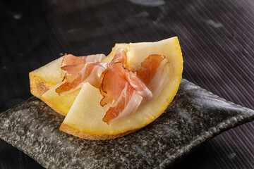 Slised sweet melon with Jamon