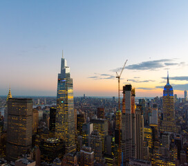 Obraz premium Manhattan skyscrapers seen from above at sunset