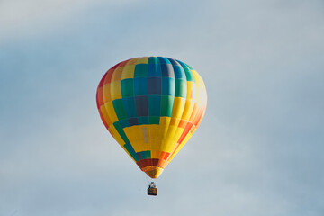 Balon leci z pasażerami kolorowy piękny  na tle nieba