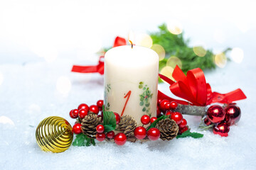 Grüße zum 1. Advent: Adventskerze mit weihnachtlicher Dekoration