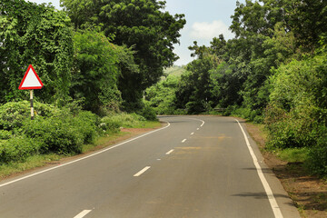 Obraz premium countryside of india. Indian small village and rural areas in Gujarat India. horizontal empty road, farm land, and lane of electricity pole beautiful village landscape. growing tree on long road.