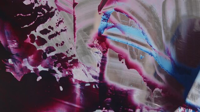 Abstrakte Farbschichten auf Plexiglas &ndash; k&uuml;nstlerischer Spachtelauftrag mit dynamischen Bewegungen, fl&uuml;ssigen Pigmenten und modernen texturierten Farbverl&auml;ufen