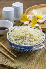 Tazón con arroz y salsa de soja sobre una mesa