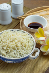 Arroz guisado y salsa de soja