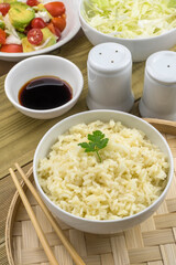 Bol con arroz, salsa de soja y verduras