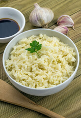 Bol con arroz y ajos