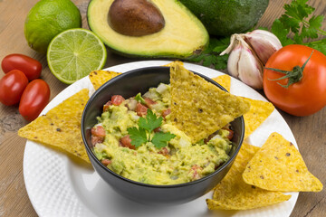 Guacamole con nachos e ingredientes