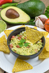 Nachos y salsa de guacamole