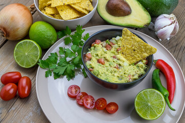 Salsa de guacamole con aguacate, cebolla, tomates y zumo de lima