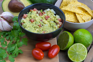 Salsa de guacamole, nachos e ingredientes