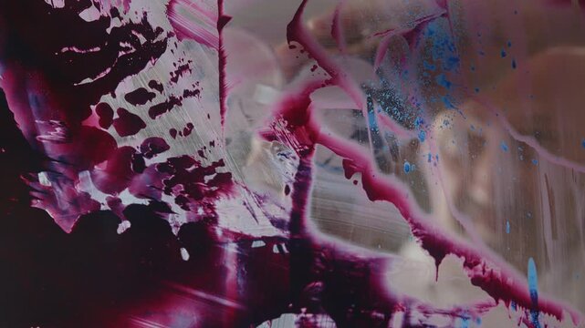 Blauer Farbtubenauftrag auf bemalter Plexiglasscheibe &ndash; dynamischer Teil eines abstrakten Malprozesses mit flie&szlig;enden Pigmenten und lebendigen Farbschichten