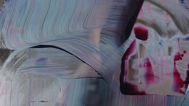 Abstrakte Farbstreifen auf Plexiglas &ndash; Spachtelbewegung mit flie&szlig;enden Pigmenten und dynamisch verstrichenen Farbschichten im kreativen Malprozess