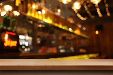 Obraz premium Empty wooden table in bar, blurred background. Space for design
