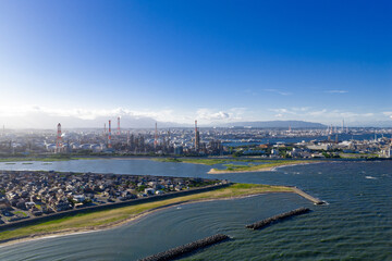 Fototapeta premium 磯津海岸から見た四日市コンビナート（ドローンによる空撮）
