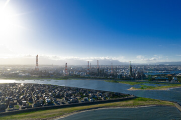 磯津海岸から見た四日市コンビナート（ドローンによる空撮）