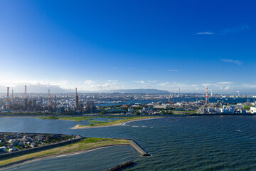 Fototapeta premium 磯津海岸から見た四日市コンビナート（ドローンによる空撮）