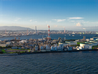 Fototapeta premium 磯津海岸から見た四日市コンビナート（ドローンによる空撮）