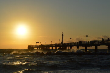Obraz premium Die Seebrücke bei Sonnenuntergang au wustrow / Darß