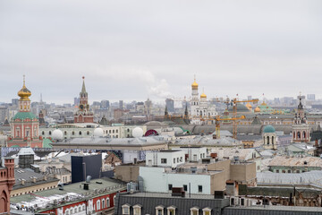 Obraz premium View of Moscow Skyline Featuring Historical Architecture and Modern Buildings Under Cloudy Skies