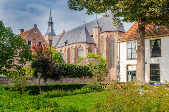 Hattem, Grote of Andreaskerk, gotische kerk met omliggende tuinen en historische huizen.