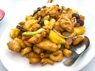 Delicious Cashew Chicken Stir-Fry with Colorful Vegetables