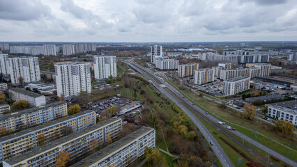 Obraz premium Overhead shot capturing the urban landscape, dense buildings, and a clear sky with cloud coverage.