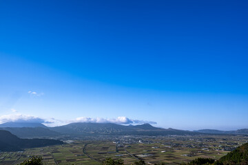 青空と山々が見える風景