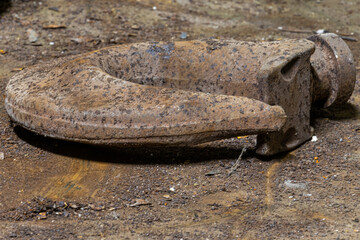 Heavy tools and equipment inside an underground mine, with steel chains, pneumatic hoses, and supply lines in active use. The scene shows industrial work conditions, mining technology, and harsh subte