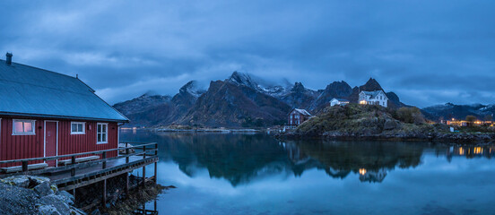 Blaue Stunde auf den Lofoten in Norwegen
