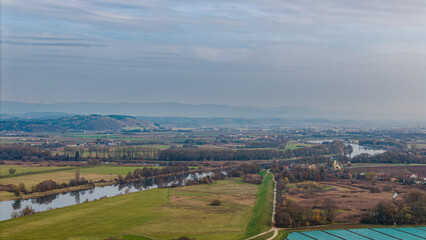 Sch&ouml;ne Landschaft mit Fluss in der Ferne an einem klaren Tag im Herbst