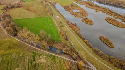 Sch&ouml;ne Landschaft mit Fluss und Wiesen im Herbst an einem ruhigen Tag