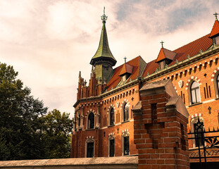 Edificio de ladrillo rojo entre unos árboles de un parque del centro de Cracovia (Polonia). (2)