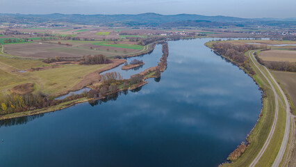 Sch&ouml;ne Landschaft mit Fluss und gr&uuml;nen Feldern im Herbst in Deutschland