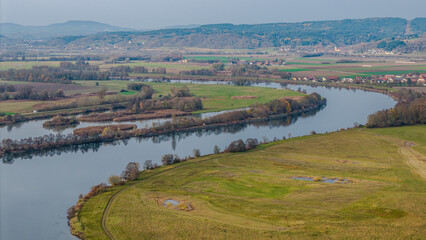 Sch&ouml;ner Blick &uuml;ber die Flusslandschaft im fr&uuml;hen Herbst bei sonnigem Wetter