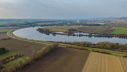 Sch&ouml;ne Landschaft mit Fluss und Feldern in Deutschland bei bew&ouml;lktem Wetter