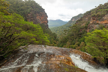 Leura Falls von oben im &uuml;ppigen Tal voller Farne und Vegetation, Blue Mountains, New South Wales, Australien.
