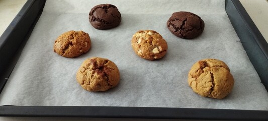 Bandeja de horno con galletas caseras de chocolate y chocolate blanco