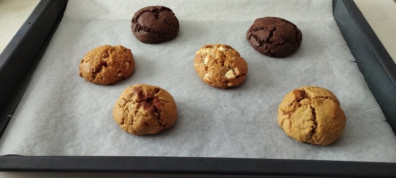 Bandeja de horno con galletas caseras de chocolate y chocolate blanco