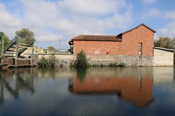 Obraz premium Le fleuve la Seine dans la ville, ville de Bar sur Seine, département de l'Aube, France