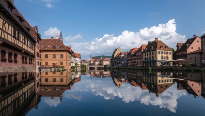 Naklejka premium Scenic view of historic architecture reflected in water, emphasizing urban density